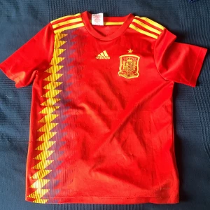 Spanien tröja 2018  - Storlek XS ingen spelare på ryggen. Den är för liten så jag säljer den här.