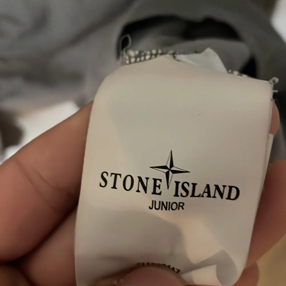Säljer denna tvär feta stone island tröja fick i födelsedagspresent köpt på NK. T-paidat.