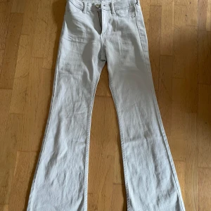 H&M jeans - Storlek 34, Oanvända - Säljer ett par snygga jeans från H&M i storlek 34. Dessa jeans är helt oanvända eftersom jag köpte fel storlek. De är i perfekt skick och aldrig använda. 