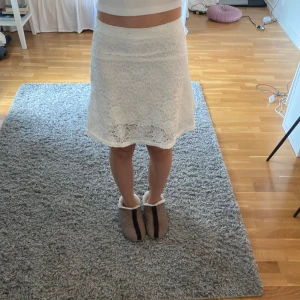 Söt kjol - Söt kjol med blommig spets, klänning som är omsydd till en kjol