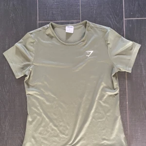 Gymshark t-shirt - Säljer en gym t-shirt från gymshark. Sitter ett litet men är av stretchigt material. PM för frågor!
