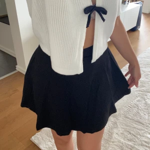 Svart kjol - Söt svart kjol. Stretchig material och med dragkedja baktill.