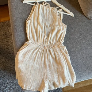 Lätt och tunn playsuit H&M - Lätt och tunn playsuit •Storlek 32(passar xs) •Bra skick, nyligen tvättad   Kan skickas mot fraktkostnad Djurfritt och rökfritt hem Kan mötes upp i Mölnlycke