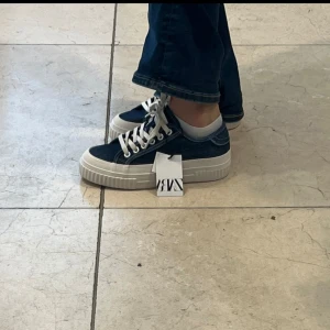 Zara sneakers - Säljer mina favoritskor från zara. Det är deras jättepopulära jeanssneakers som inte säljs längre. 
