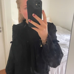 Zara blus - Svart blus ifrån zara