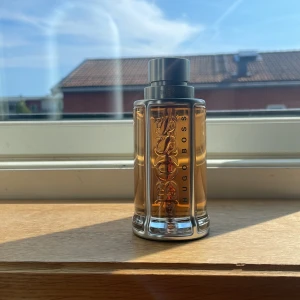 Hugo Boss The Scent 100ml - Säljer en Hugo boss the scent 100ml (98ml kvar) pågrund av att jag fick den i present när jag redan hadde en. Riktigt trevlig doft, passar alla tillfällen.  Lådan följer ej med då jag tappat bort den. 