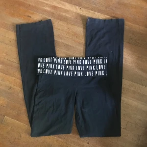 Victorias secret pink yoga pants  - Säljer dessa Victorias secret pink yoga pants då de är för lång på mig. Jättebra skick utanför en defekt (se på bild 3) men det är inget som man tänker på♥️