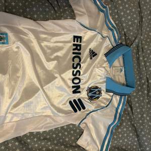 Marseille vintage fotbolls tröja som jag aldrig använd som är i ny skick. Storlek är S men kan passa på personen med storlek M också. 