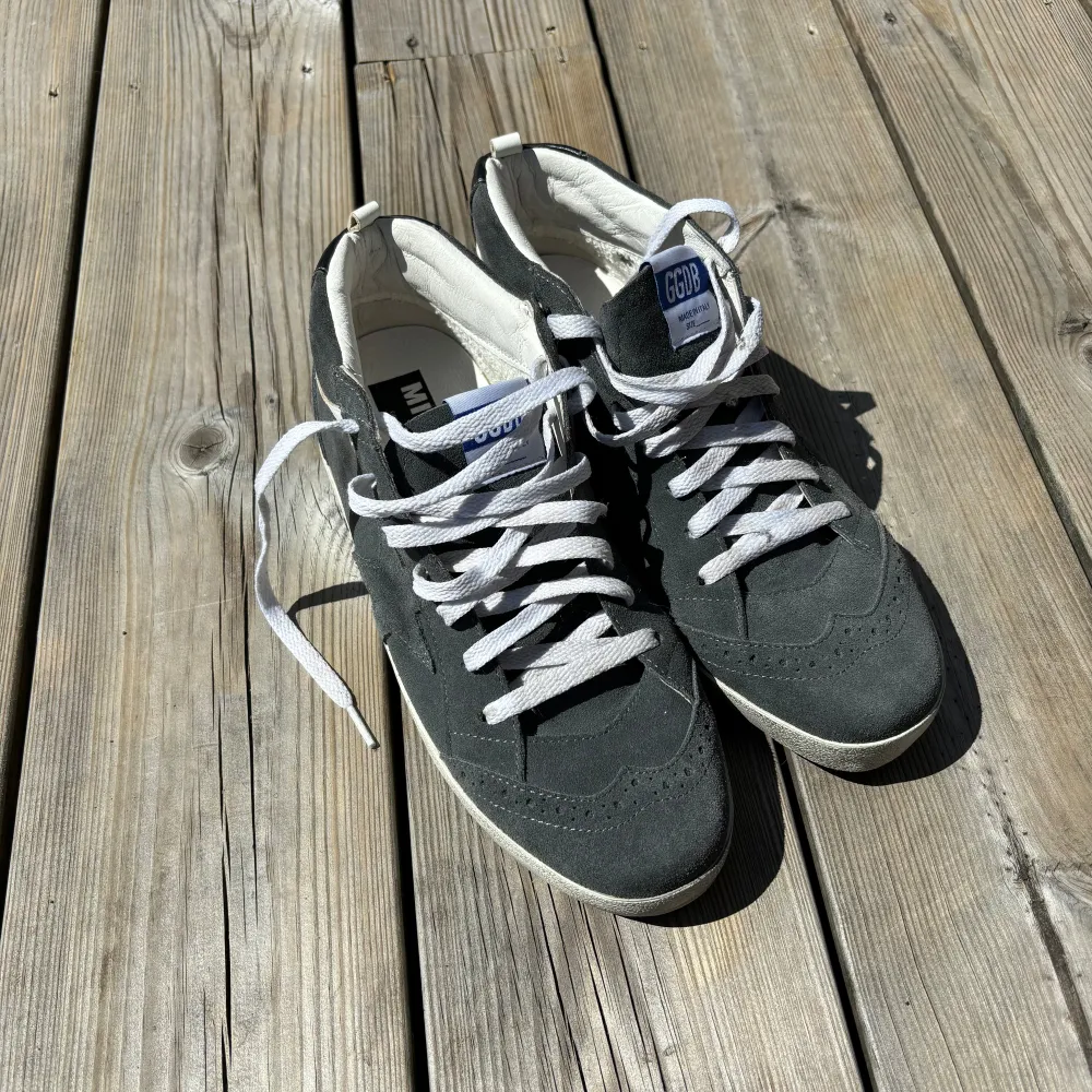 Tja, säljer nu dessa snygga unika golden goose mids. Knappast använda i nyskick. Går att fraktas samt mötas i Göteborg. Vid frågor eller funderingar är det bara att skriva . Kengät.