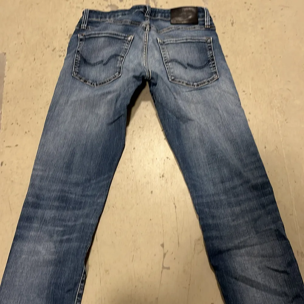 Tjena säljer dessa riktigt snygga Jack& Jones jeans i storlek 28/32 i modellen slim/Glenn nypris är ca 700 säljes för 300 . Jeans & Byxor.