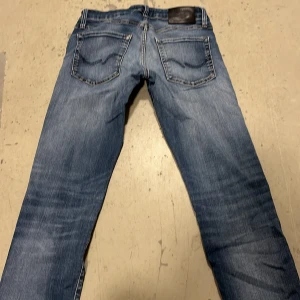 Jack& Jones jeans - Tjena säljer dessa riktigt snygga Jack& Jones jeans i storlek 28/32 i modellen slim/Glenn nypris är ca 700 säljes för 300 