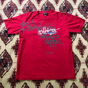 Billabong tshirt  - Billabong tshirt. Bredd längsner 52 cm. Krage till ner (längd) 68 cm. Armhåla till armhåla 53.5 cm. Ärm till krage 37 cm. Storlek L