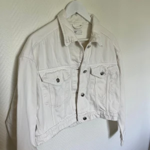 Vit jeans jacka Gina  - Ny oanvänd inget att anmärka på  Normal i storlek🫶🏻