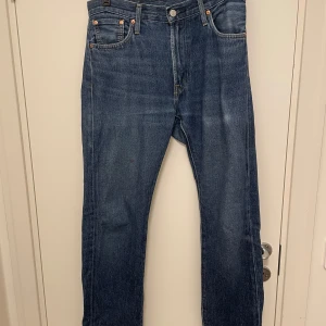 Levi’s jeans 551  - Säljer mina blå Levi’s 551 med storlek W29, L32 då dem tyvärr har blivit för små. Köpte dem för 599kr på carlings. Skick: 6/10, märke efter en telefon på vänster ficka och ett brännmärke på baksidan som ej syns vid användning. Annars inga problem! 