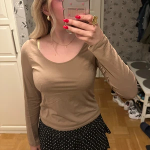 Långärmad  - Långärmad beige tröja 