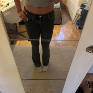 Supersnygga jeans från ginatricot❤️ - Superfina low waist bootcut jeans från Gina Tricot! Använda ett flertal gånger så inga defekter förutom ett litet hål i höger ficka som inte märks. Pris kan diskuteras!