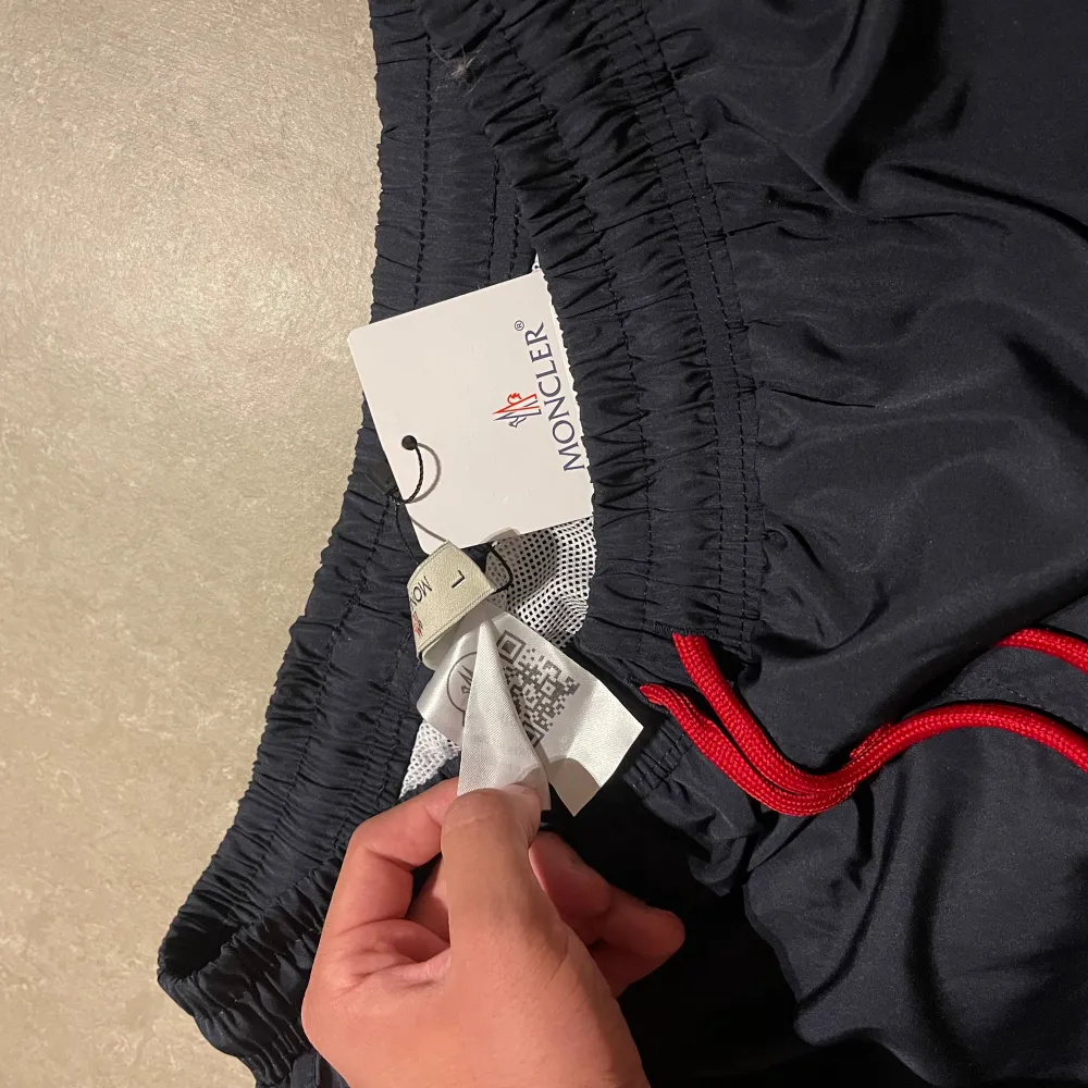 Hej! Säljer ett par moncler bad shorts som också som funkar som ett par vanliga shorts. Dom är oanvända o har inte skador alls 10/10, vid frågor om pris eller själva varan va inte rädd att slå iväg ett meddelande!. Shorts.