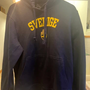 Sverige match hoodie  - Svensk match tröja. Bra skick, knappt använd, vid en match bara. 