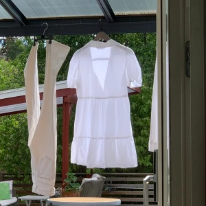 Klänning från Zara - Fin vit klänning från zara i storlek S, i skjort material. Så fin men blivit för kort för mig.