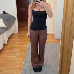 Läderbyxor - Bruna fina skinnbyxor från bershka. Dom sitter väldigt väldigt fint på kroppen och formar bra. Snygg färg dessutom.  Hör av dig med frågor!