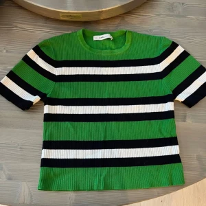 Randig T-shirt - Fint skick, från zara storlek M passar S med 