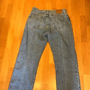 Levi’s 501 - Levi’s 501 blå. Storlek W30 L30. Använda ett par gånger.