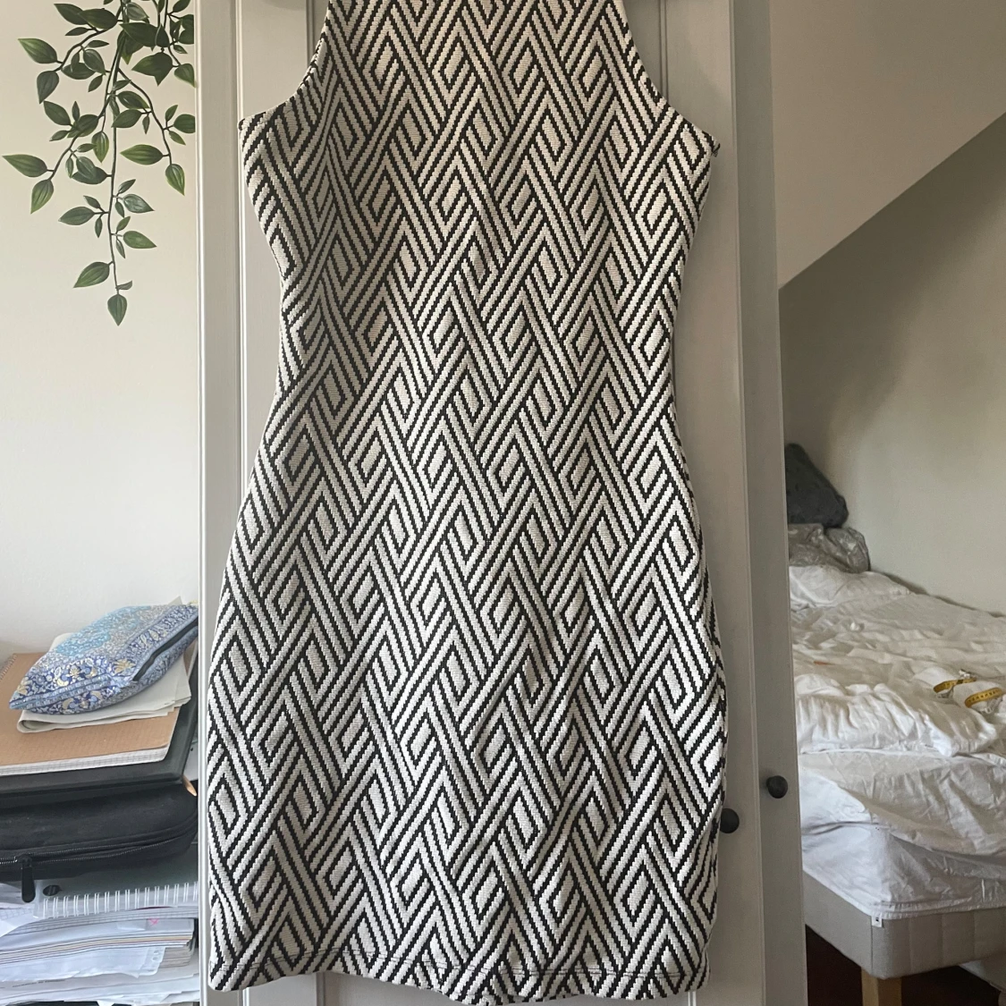 Vit och svart klänning - 90