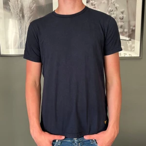 T shirt med tight passform vid ärmarna - Perfekt basplagg som passar alla outfits. Sparsamt använd. 