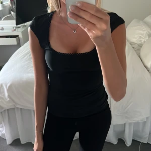 Teöja - Svart tröja i material som liknar träningskläder. Använd fåtal gånger!