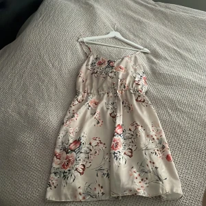 Söt klänning  - En söt klänning i storlek L men kan funka till M, inte justerbara band. 