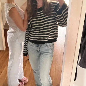 Stickad tröja - Otroligt fin och mysig tröja🌸skulle säga att den passar storlek s/xs ❣️ köpt på plick förra året, finns ingen lapp❣️skriv för frågor och bilder!!