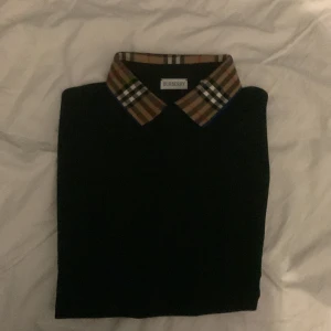 Burberry cotton piké  - Nypris 210 gbp= 2800kr . Vill helst inte sälja den men om någon budar något bra så tar jag emot det. Priset är ej hugget i sten. Har kvitto från Harrods 