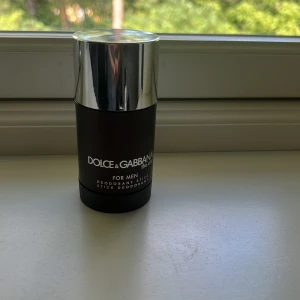Dolce Gabbana deo - Hej säljer en deodorant från märket Dolce Gabbana i the one kollektionen som får en att lukta otroligt fräscht Den är såklart aldrig använd och nypris runt 250  Mitt pris 150 Den är 75 ml