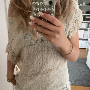 Topp (grön) - Exakt samma modell som den beige fast ja säljer den gröna se sista bild. Vet ej märke eller storlek har köpt second hand. Jag är 169 och brukar ha xs/s. Frakt tillkommer