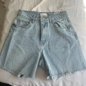 Helt nya jeans shorts som jag aldrig använt!!