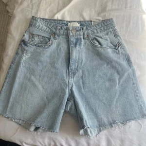 Nya jeans shorts - Helt nya jeans shorts som jag aldrig använt!!