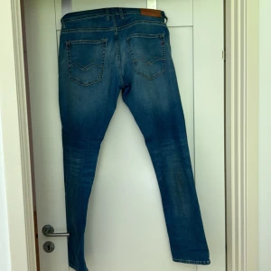 Replay jeans - Replay jeans som är i mycket bra skick, köpta för 1500kr och passar någon som är runt 180-185