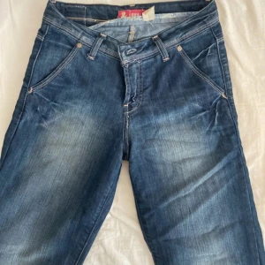 Denim shorts  - Shorts i storlek W27 jag skulle säga passar någon med storlek XS. Går lite över/under knäna beroende på längd.