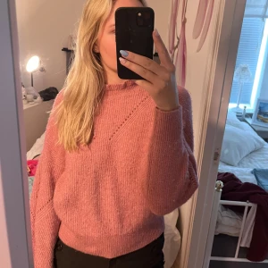 Stickad tröja - Rosa stickad tröja, lite högre i halsen. Den är mer rosa än vad som syns på bilden🌸