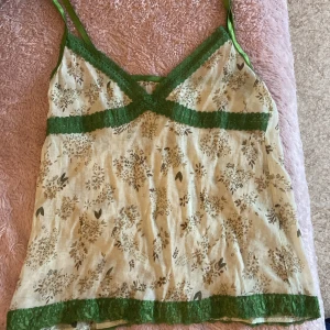 Gulligt linne - Fint linne som inte kommer till användning💕 Skulle gissa att den är typ m eller kanske lite större<3 Linnet är genomskinligt🎀