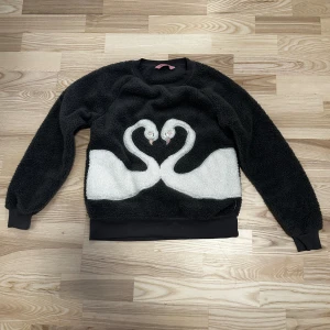 Mjuk tröja  - En väldigt mjuk tröja som är väldigt tjock. Passar bra som pyjamas !