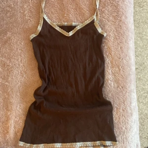 Brunt spets linne - Jättegulligt linne som inte kommer till användning💕Skulle säga att den är S eller xs<3