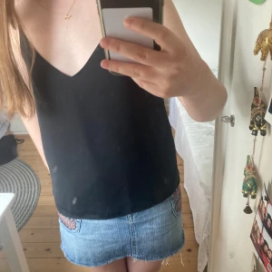 Svart blus - Jättesnygg svart basic blus som passar till allt! Står ingen storlek men passsar s-m