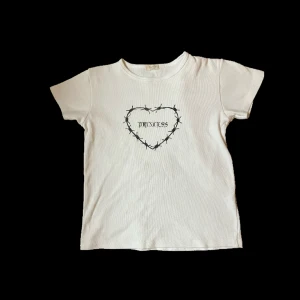 baby tee - baby tee med text på🤍 tröjan är en john galt/brandy rare så den har ett högre värde 🎀🎀