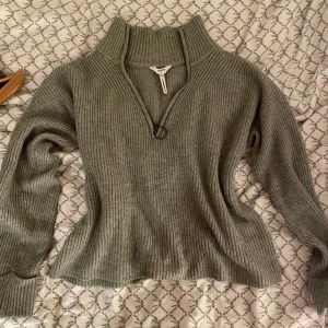 Stickad tröja  - Ljusgrön stickad tröja med dragkedja💕