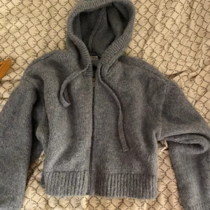 Stickad tröja  - Jättesöt stickad hoodie från zara, aldrig använd💕