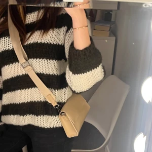 Väska - Säljer denna superfina Claudia Nova väskan, köpt på ASOS för ett tag sen men den kommer tyvärr inte till användning 💕 använd gärna köp nu funktionen ❤️
