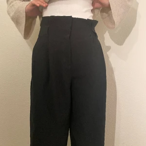 Kostymbyxor  - Oanvända kostymbyxor från H&M med prislapp  Ordinariepris: 399kr