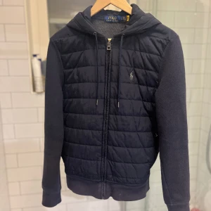  Ralph Lauren cardigan  - Ralph Lauren cardigan | Skick: 8/10, nästintill nya | Storlek: Smal | Nypris: 2899 | Pris: 1199 | Fraktar via instabox på köparens bekostnad | Hör av dig vid minsta fråga eller fundering📩
