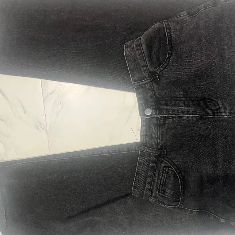 Uppsydda jeans för att bli lågmidjade men som man ser på sista bilden syns de inte alls. Från shein i M och ser ut som nya . Jeans & Byxor.